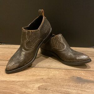 Preowned women’s Frye ankle boots textured burnished finish sz 8